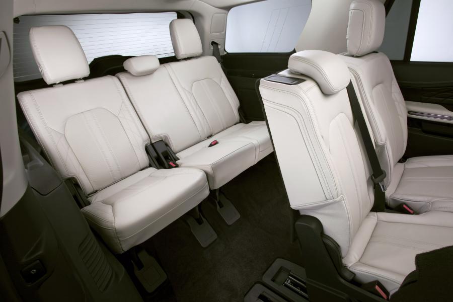 Интерьер Ford Expedition Platinum 2017 года  (фото 11 из 15)